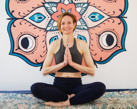 Fiona leading a meditation to an event in Leeds